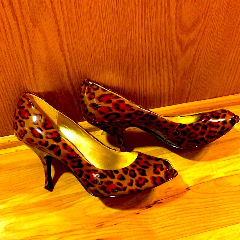 BCBGirls Brazil peep toe pinup rockabilly leopard heels pump cushion insoles EUC